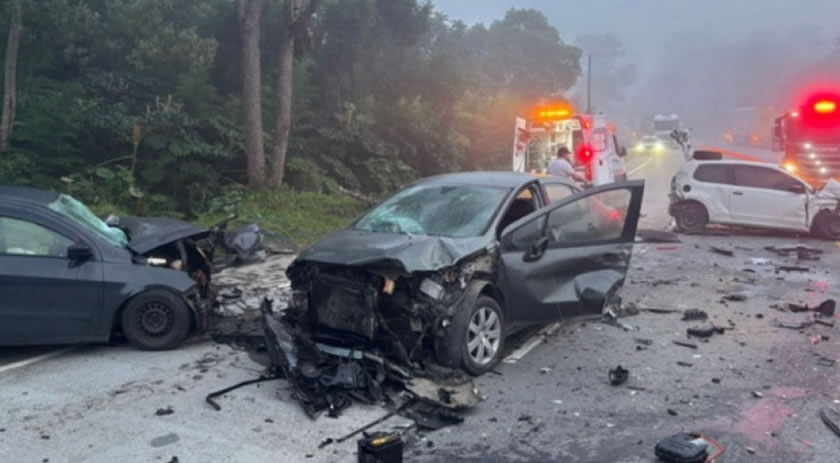 Ultrapassagem proibida causa acidente com cinco veículos em SC