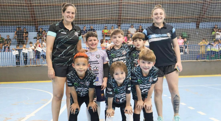 Barracão - Escolinha Squad Futsal participa de amistoso em Santo Antônio do Sudoeste pela Copa Aesupar