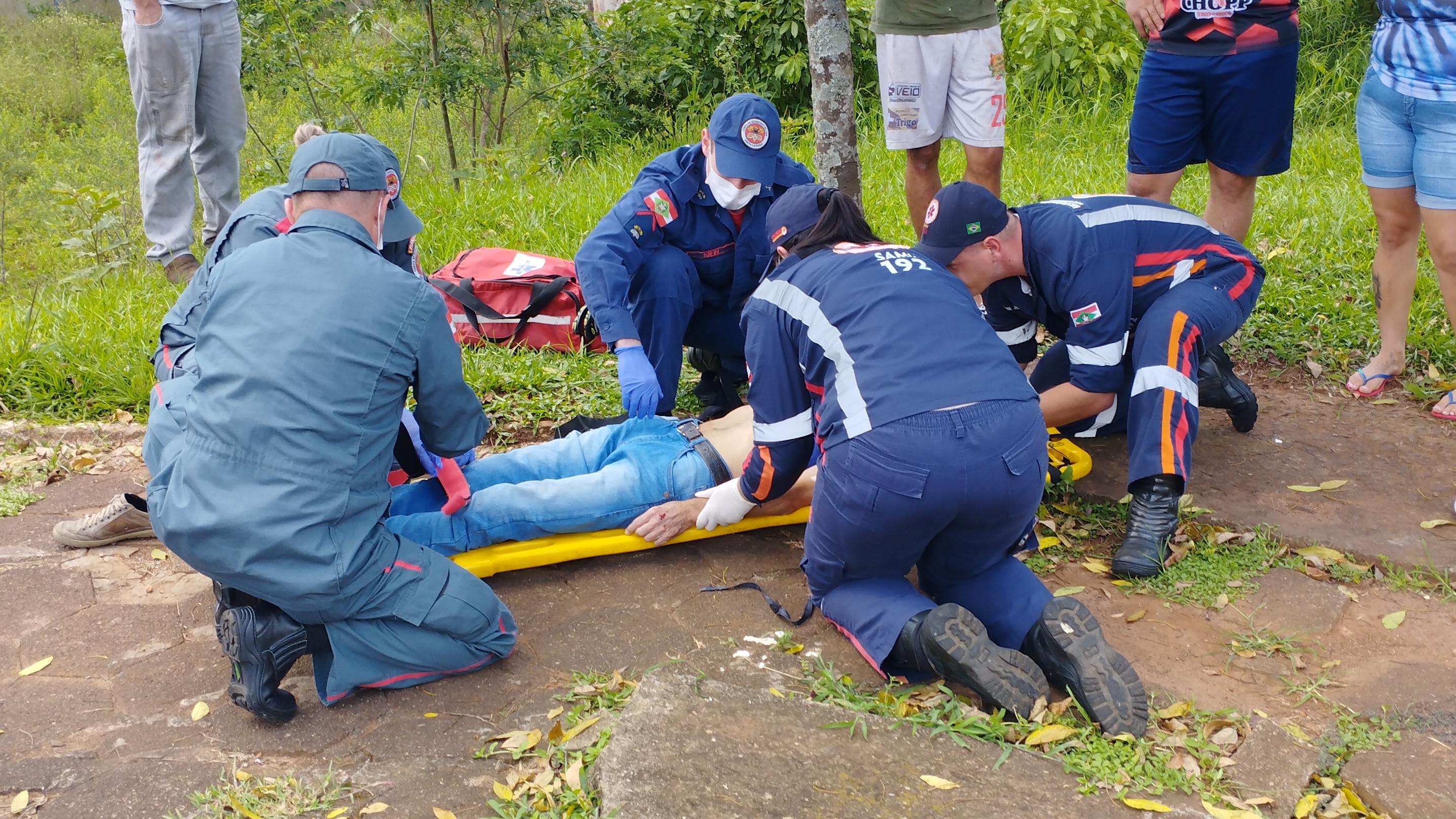 Queda de ciclista mobiliza socorristas do SAMU e do Corpo de Bombeiros