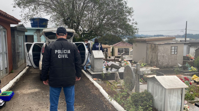 Carro furtado em CRAS de Nova Erechim é encontrado dentro de cemitério da região