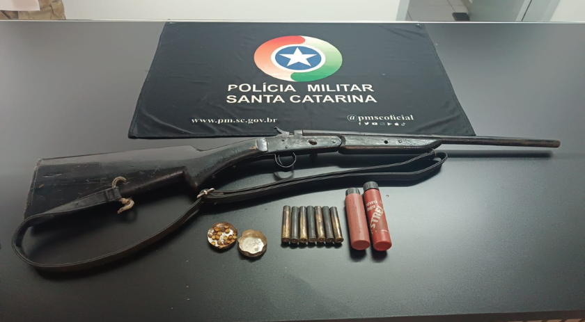 Polícia cumpre mandados e apreende arma artesanal em operação