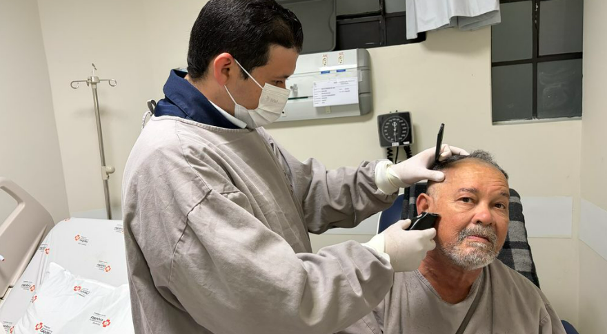 Enfermeiro corta cabelo de pacientes e ajuda a resgatar autoestima durante internações