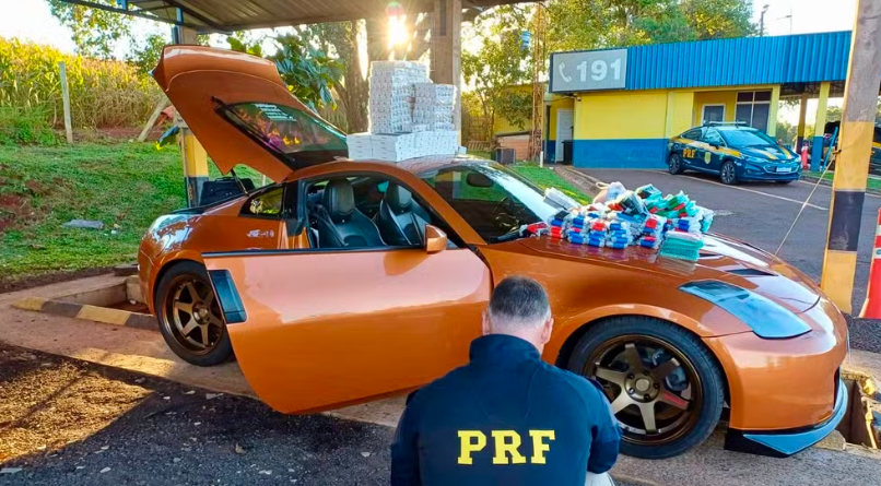 Homem foge após pedir para ir ao banheiro e abandona carro esportivo com carga milionária de celulares e medicamentos