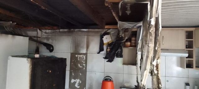 Princípio de incêndio em residência é controlado por moradores