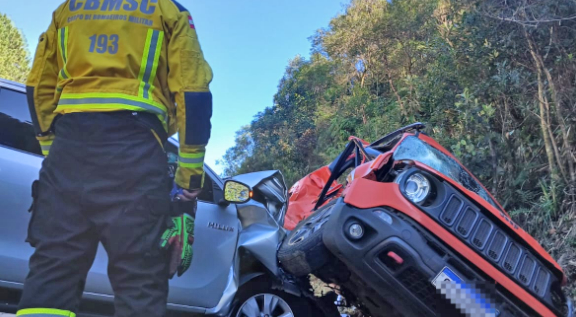Mulher fica presa às ferragens após acidente com três veículos e é resgatada de helicóptero