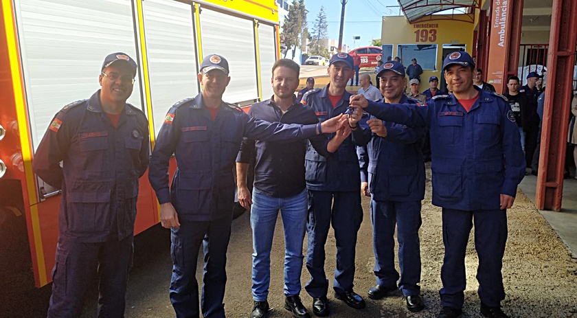 Corpo de Bombeiros realiza cerimonia para entrega oficial de novo caminhão