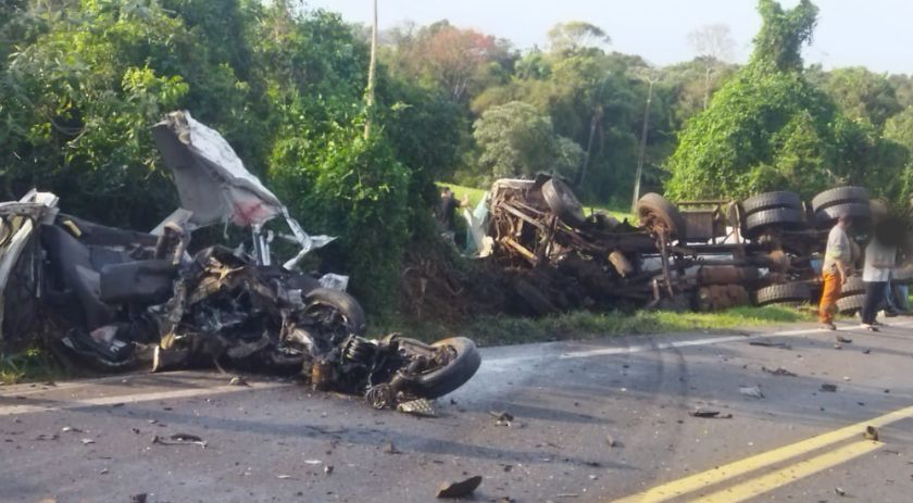 Acidente envolvendo dois carros e caminhão deixa um morto na BR 158