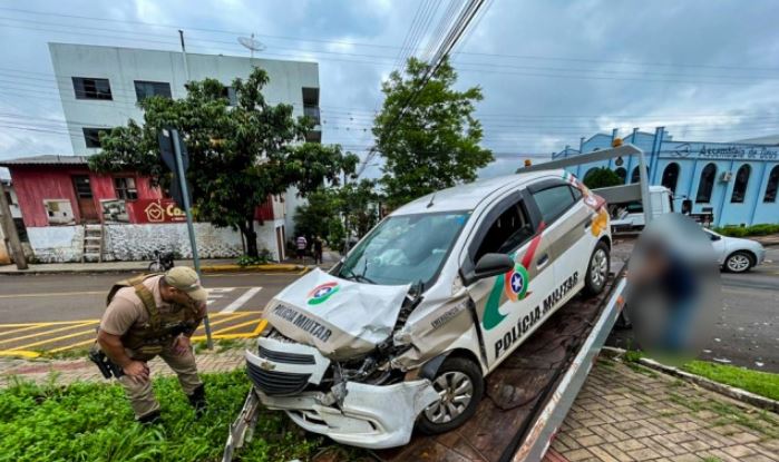 Colisão envolvendo viatura policial deixa policial ferida