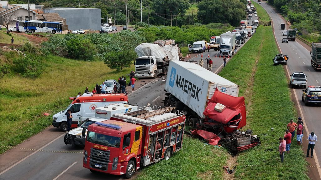 Acidente entre três caminhões deixa uma mulher morta e um homem gravemente ferido