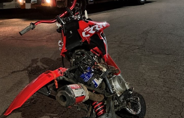 Motociclista fica ferido após colisão com carreta