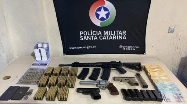 Homem é preso com fuzil, munições e documentos falsos após abordagem policial