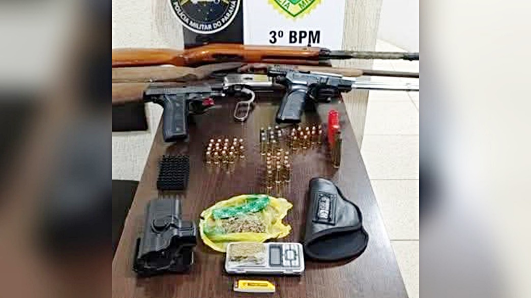 Polícia Militar identifica suspeitos e apreende armas e drogas em ocorrência de disparos de arma de fogo