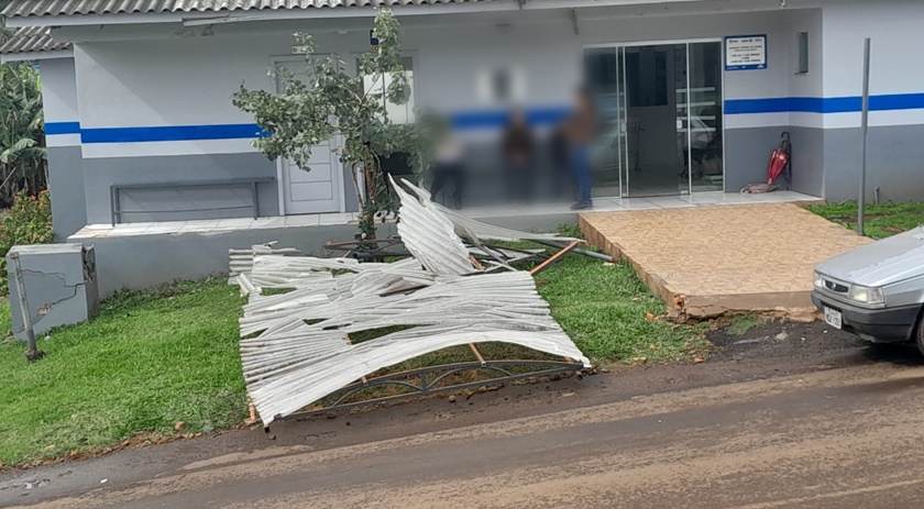 Caminhonete colide e arranca cobertura da frente do Posto de Saúde de Jorge Lacerda