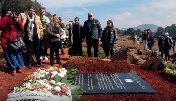 Restos mortais de Grenaldo Silva, morto pela ditadura, são sepultados