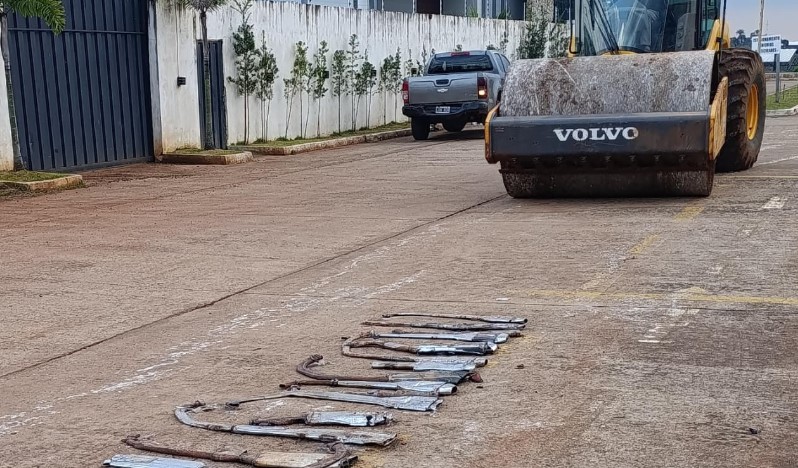 Polícia destrói 50 escapamentos irregulares apreendidos em motocicletas