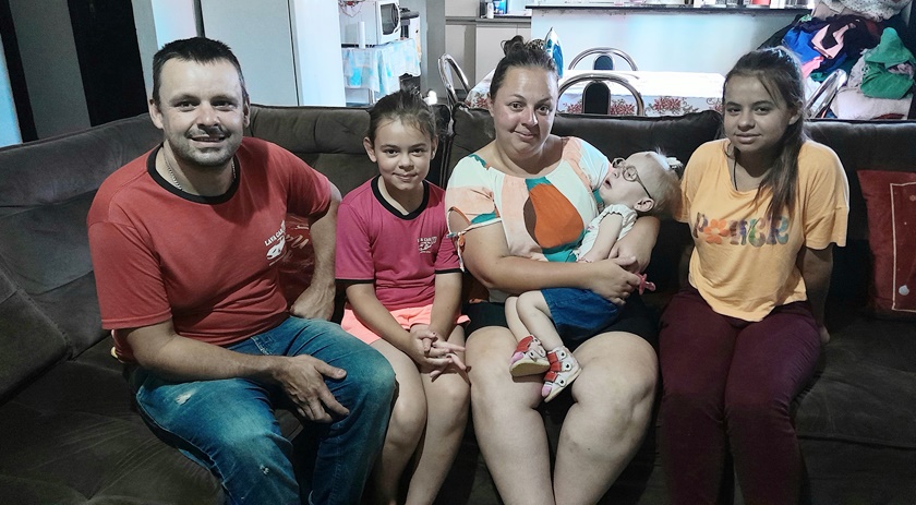 Família necessita de ajuda para comprar cadeira postural que irá ajudar criança de 02 anos em seu desenvolvimento