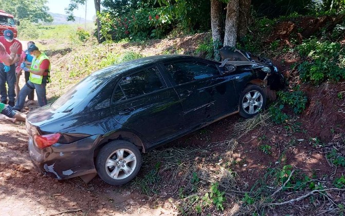Mulher sofre possível desmaio e desce barranco com veículo no Oeste