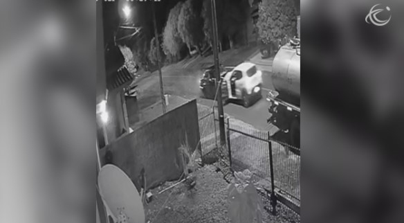 Assista o momento exato em que carro arrasta veículo de aplicativo que atinge caminhão no bairro Peperiguaçu