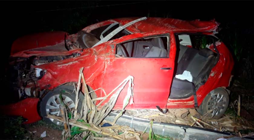 Carro colide em poste e duas pessoas ficam feridas