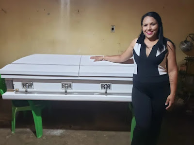 Funerária faz acordo com ex-funcionária e dá caixão de luxo como pagamento de trabalhista