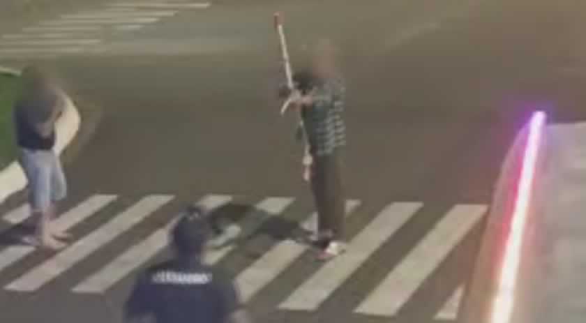 Vídeo mostra homem armado com arco e flecha causando confusão e sendo agredido com voadora no centro da cidade
