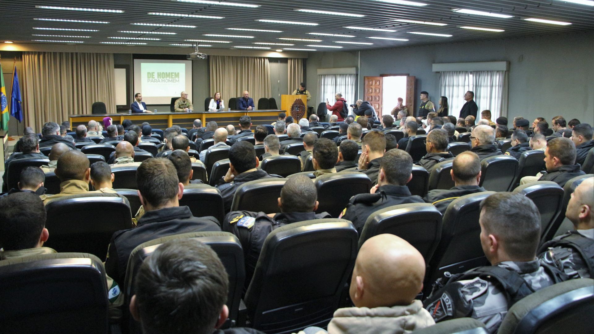 Policiais militares que atuam na Capital participam de palestra sobre o combate à violência contra a mulher