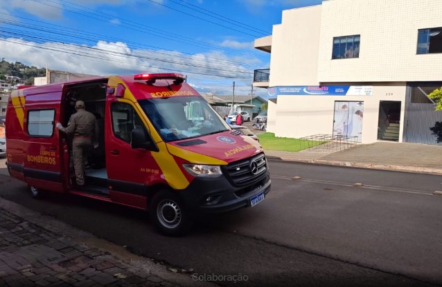 Motociclista fica ferido após ser atingido por carro e arremessado contra outro
