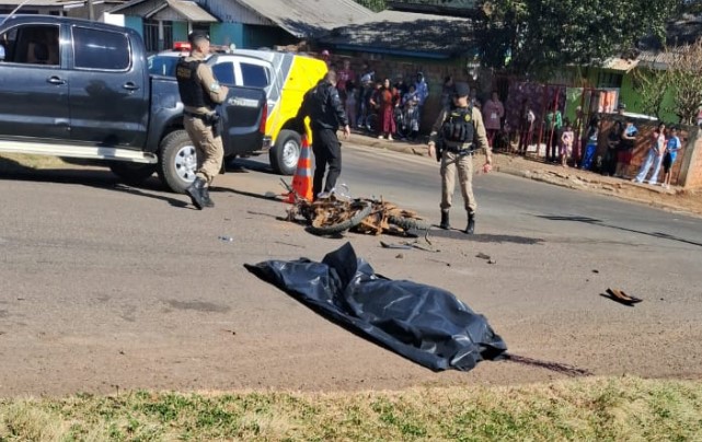 Motociclista morre após colisão com camionete