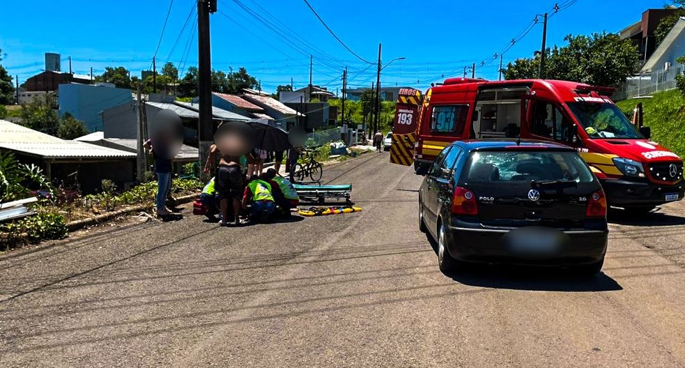 Criança fica gravemente ferida após colisão entre bicicleta e carro