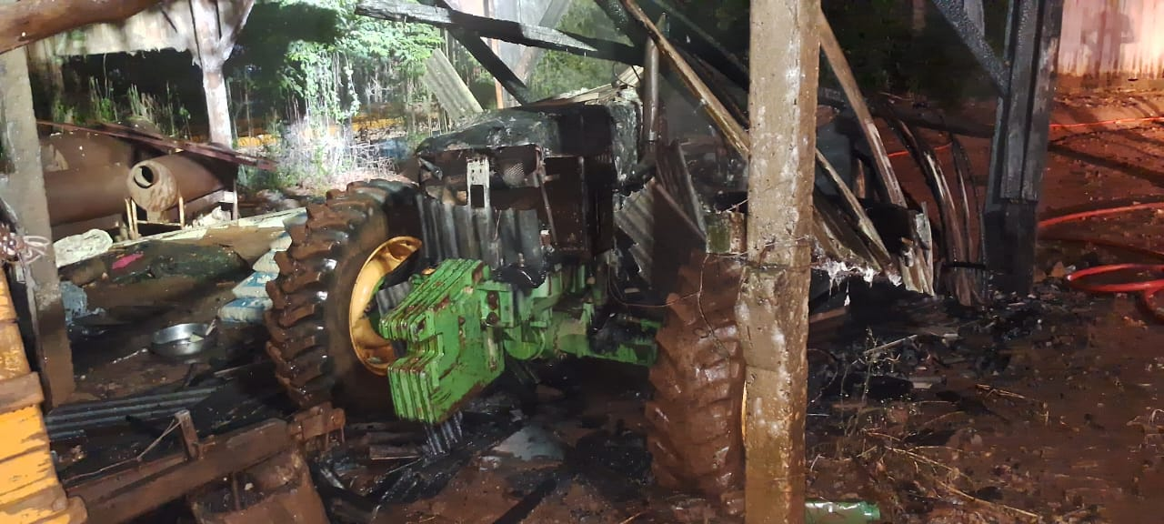 Incêndio em trator atinge galpão no interior