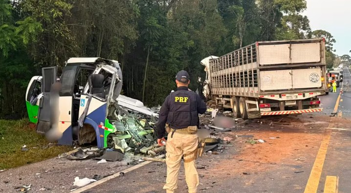 Polícia aponta responsabilidade dos dois motoristas em acidente que matou 23 no Paraná