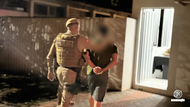 Casal é preso por tráfico de drogas e abandono de incapaz no bairro Andreatta
