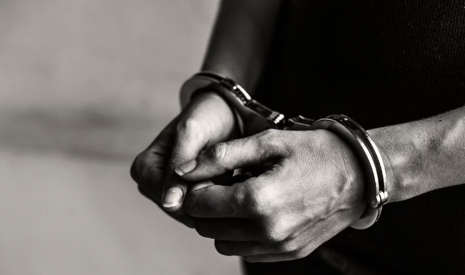 Homem é preso em cumprimento de mandado judicial