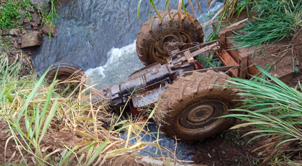 Homem fica ferido após capotamento de trator no Oeste Catarinense