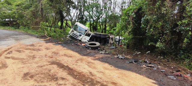 Carreta com 57 mil litros de gasolina cai em ribanceira após colisão no Oeste de SC