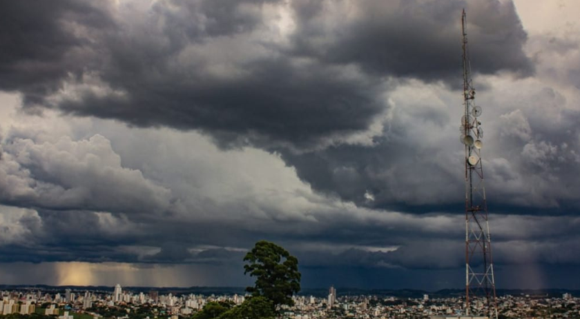 Frente fria provoca temporais ao longo desta sexta-feira e no fim de semana em SC