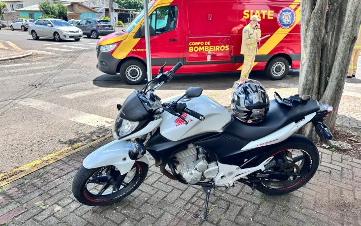 Condutora de moto fica ferida após colisão com carro