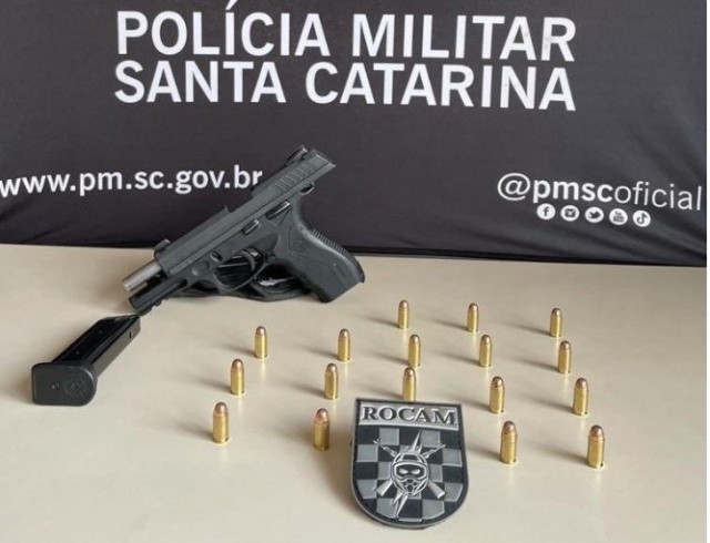 Homem é levado para delegacia após fazer ameaças com arma de fogo em Chapecó