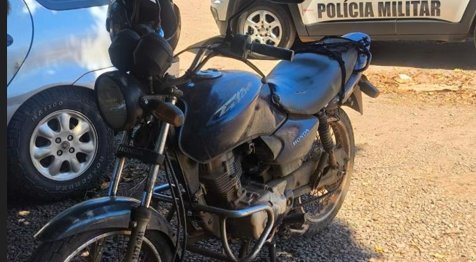 Motocicleta furtada de residência é recuperada abandonada em Itapiranga