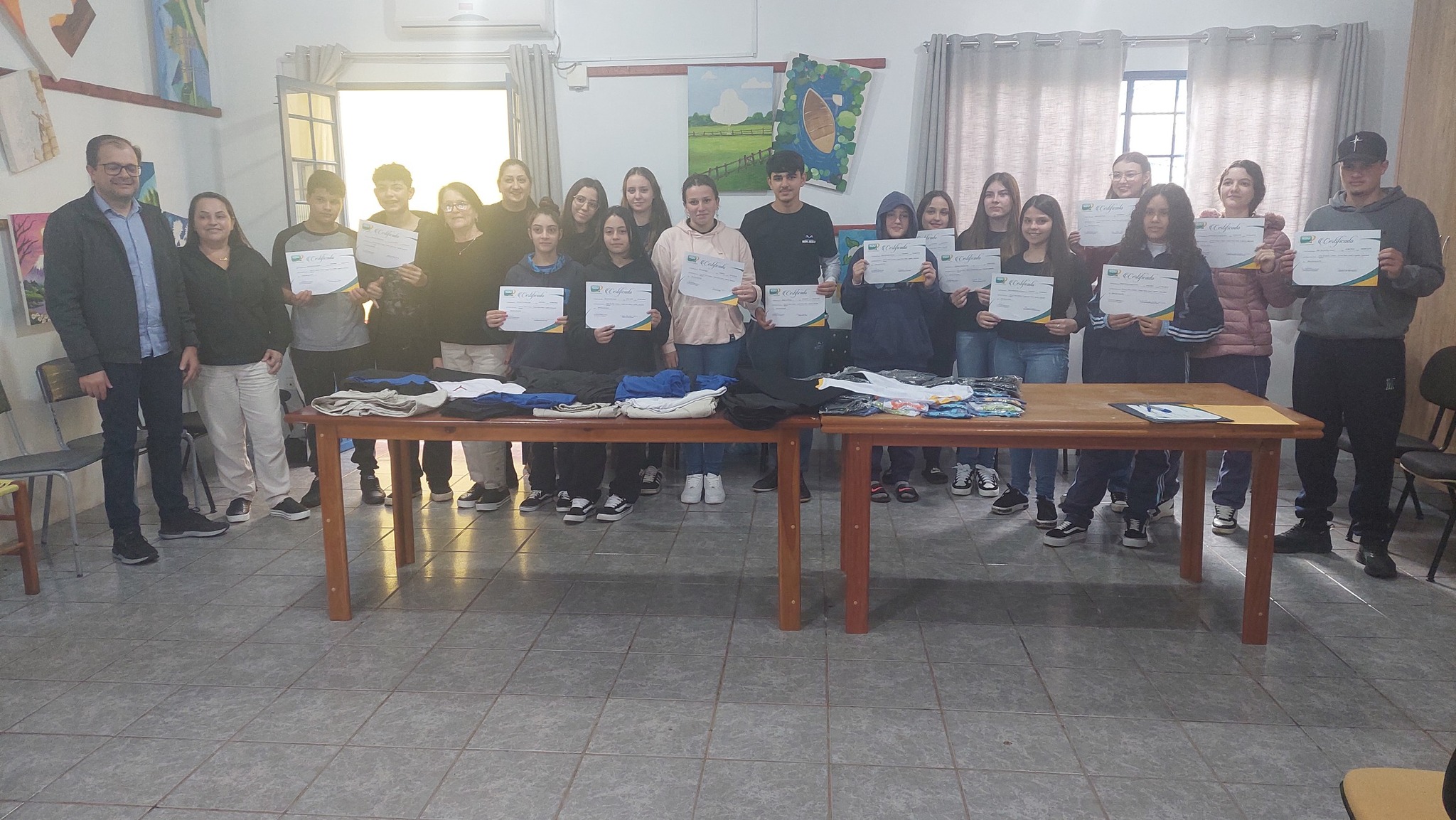 Projeto "Entre Linhas e Agulhas" certifica 21 jovens em curso de Corte e Costura