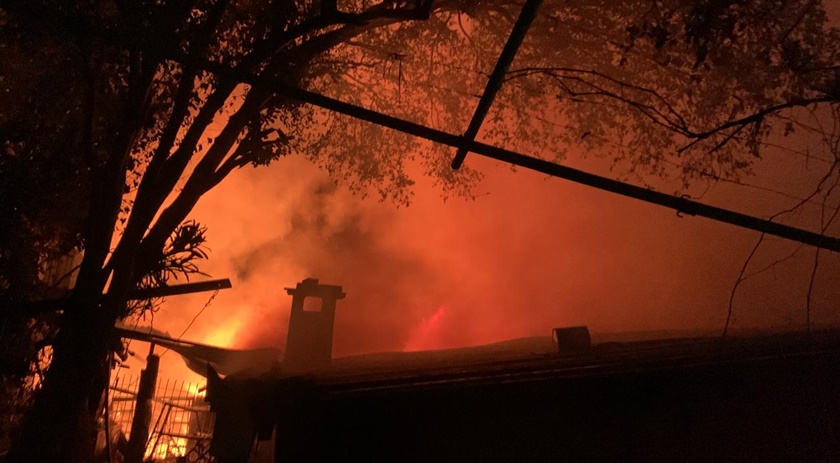Incêndio destrói residência durante a madrugada no bairro Alvorada