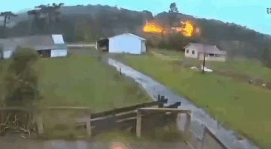 Raio atinge cerca elétrica, provoca explosão e incêndio em propriedade rural de SC