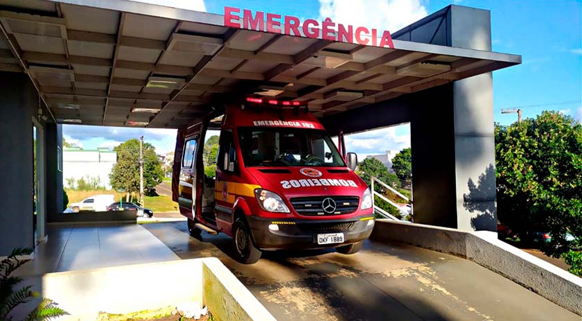 Saída de pista seguida de choque em barranco