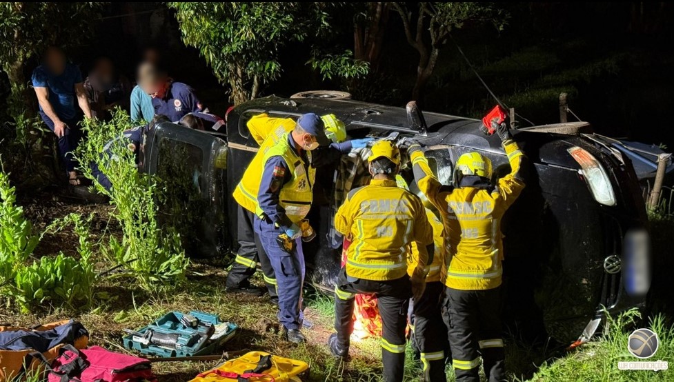 Motorista abandona companheira grávida e amigo após capotar carro no interior