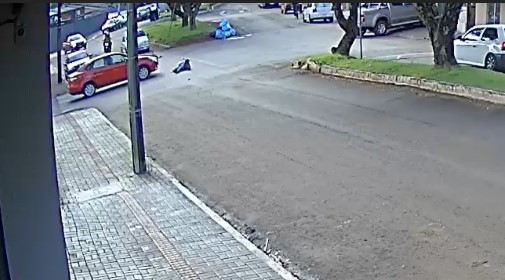 Acidente entre moto e carro deixa motociclista ferido no centro