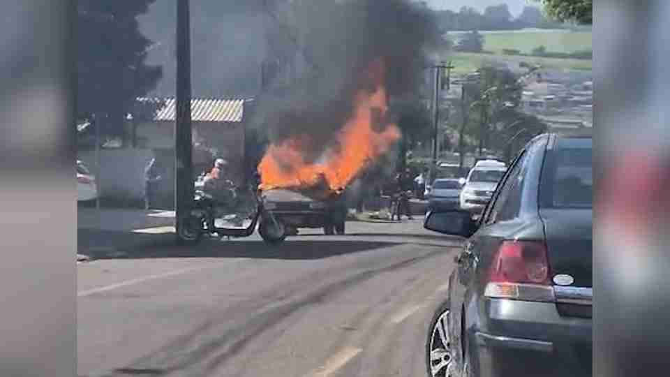 Carro pega fogo e deixa motorista ferido, no Paraná