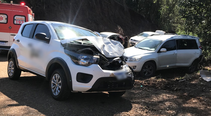 Colisão deixa duas pessoas feridas na PR 182