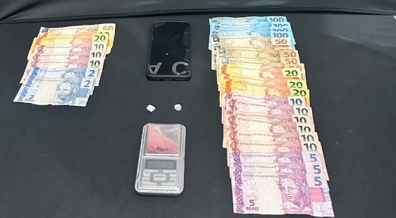 Dois homens são conduzidos à delegacia por tráfico de drogas