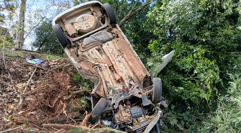 Jovem fica ferida após saída de pista na SC-305