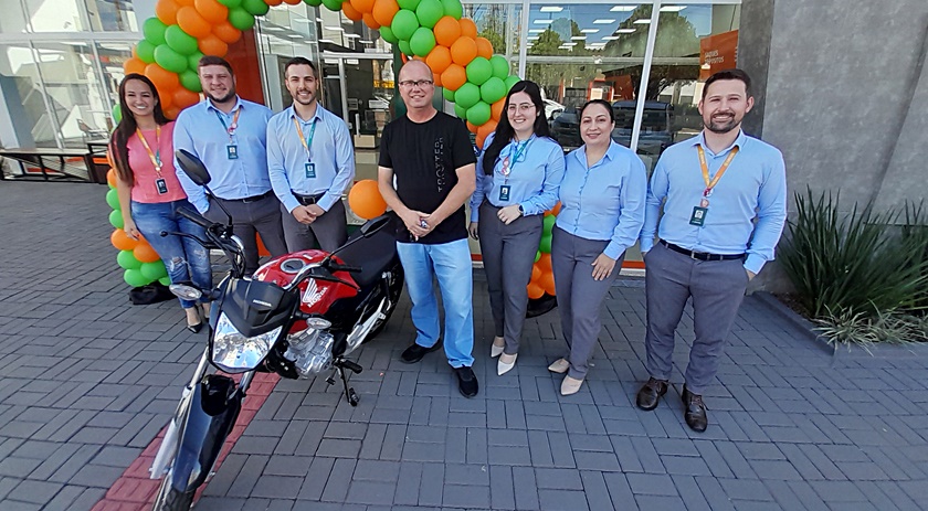 Cresol Fronteiras entrega motocicleta 0km para cooperado da agência que foi contemplado na campanha “Poupar Para Ganhar”